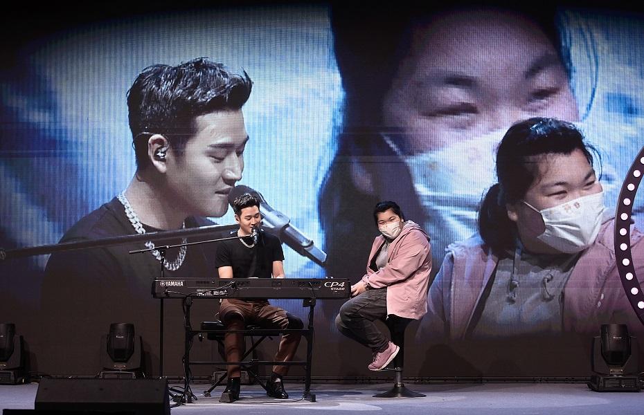 粉絲近距離聽周興哲自唱自彈,非常醉醉。