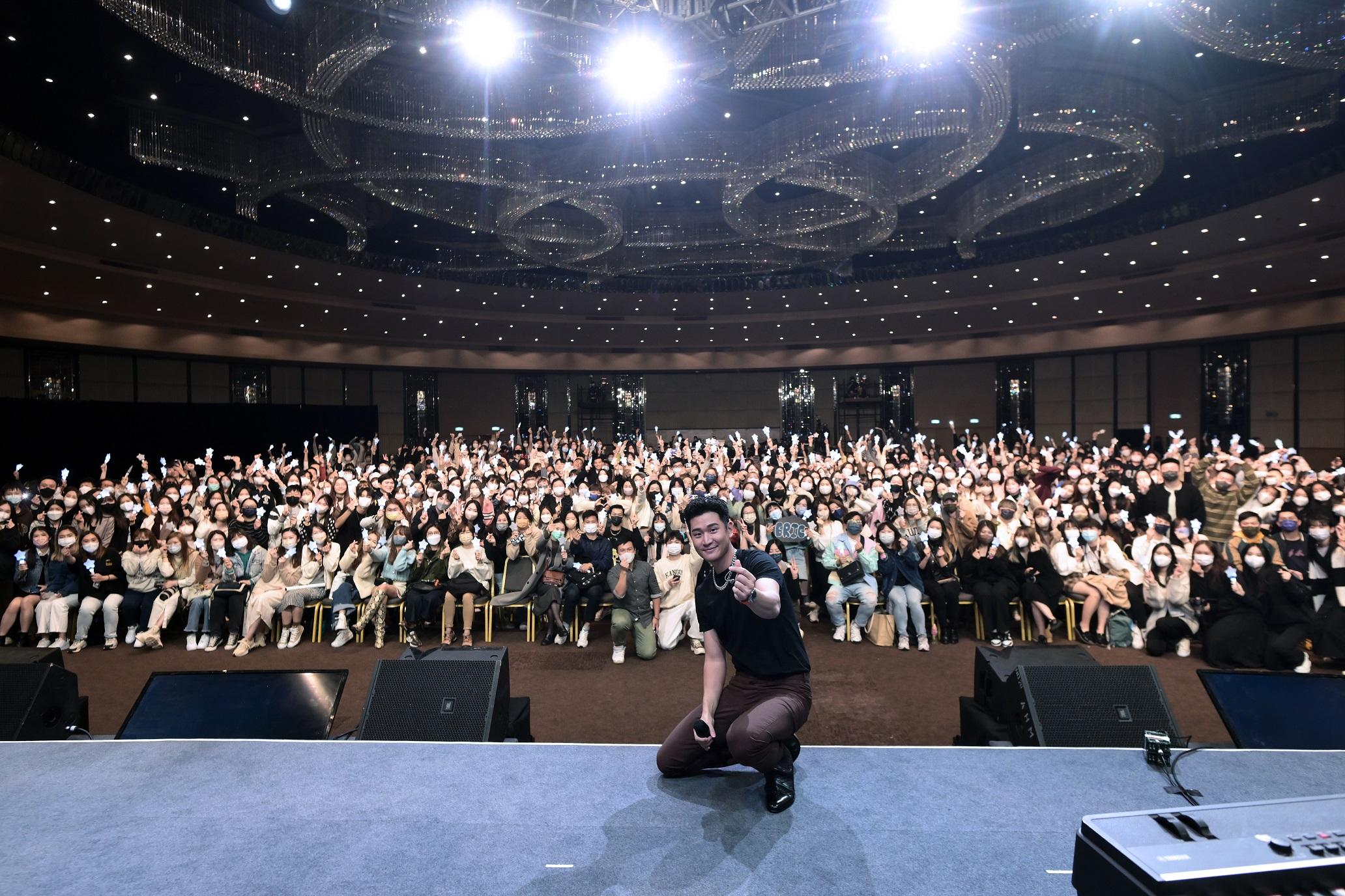 周興哲與一眾歌迷大合照。