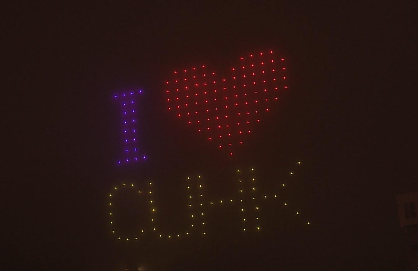 中大舉行60周年校慶啟動禮,200無人機和大學圖書館為幕的燈光投影表演點亮校園