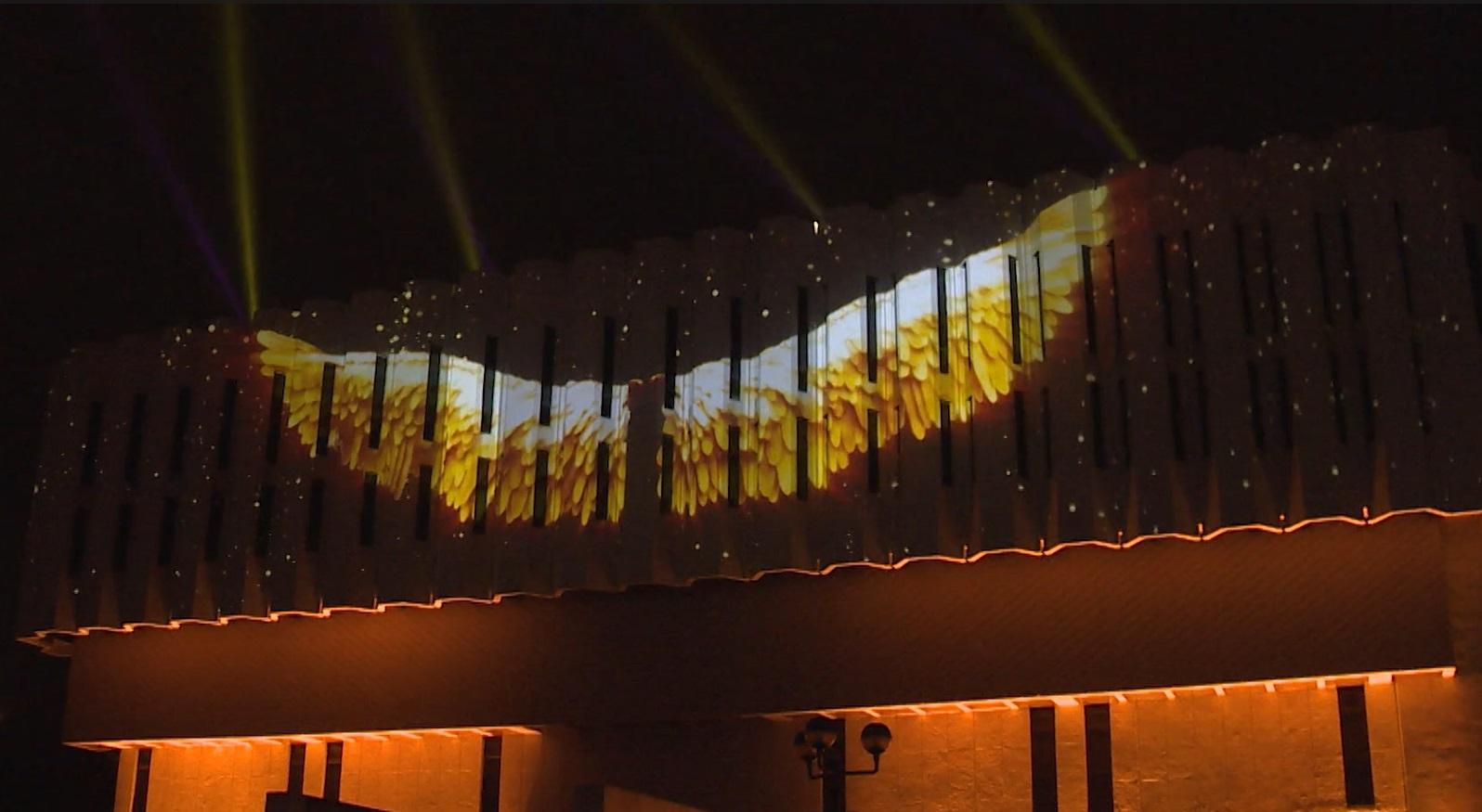 中大舉行60周年校慶啟動禮,200無人機和大學圖書館為幕的燈光投影表演點亮校園