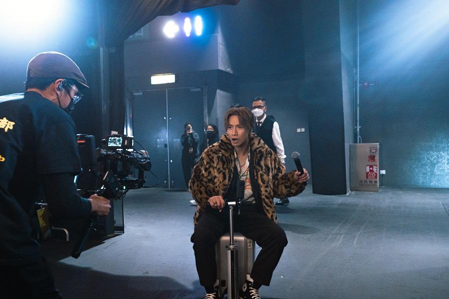 Jason一開Show便駕駛著小型電動車自觀眾入口進場。