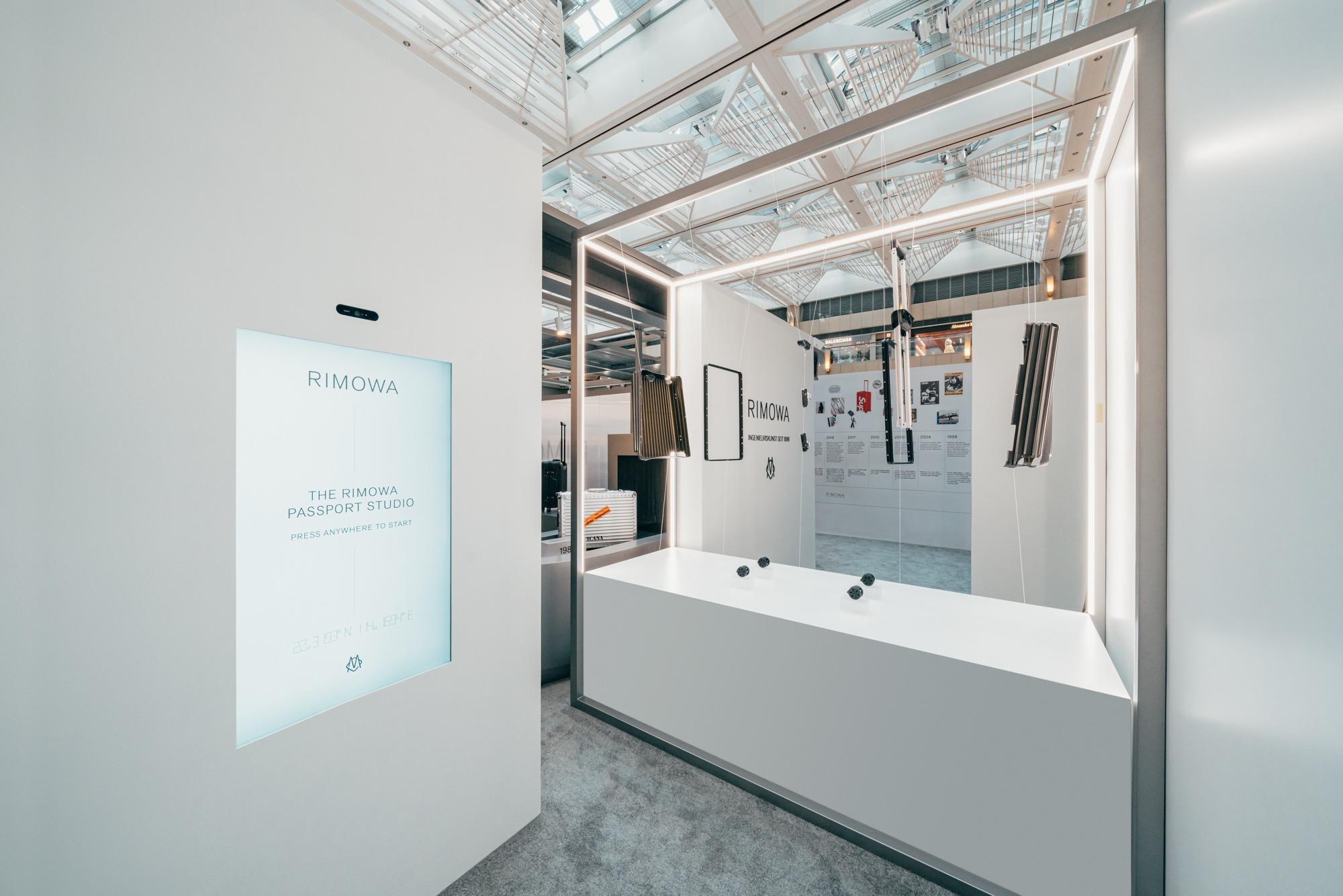 現場展出各個部件組裝成為行李箱。