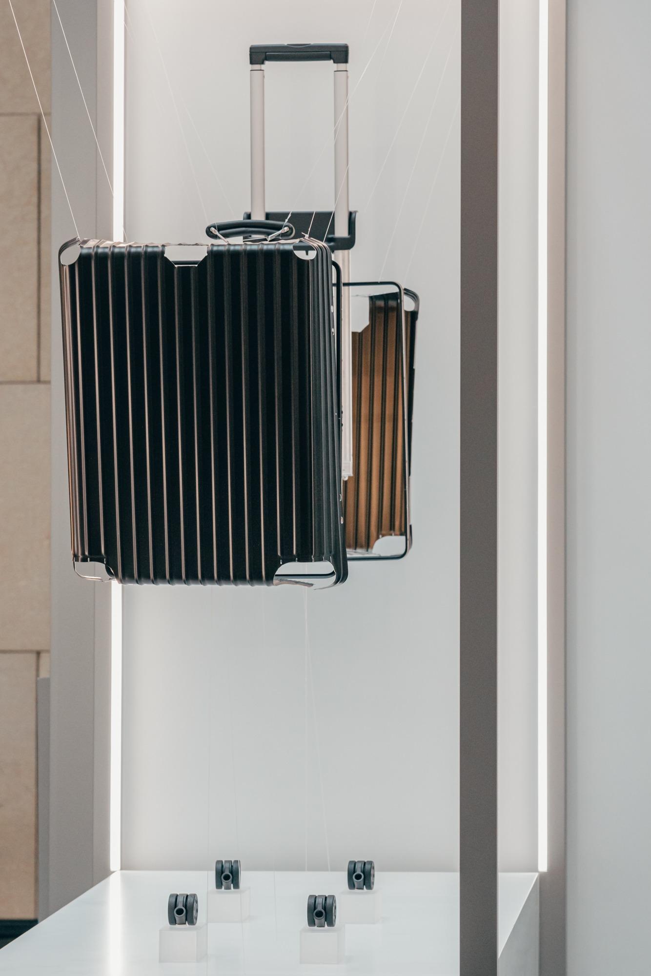 現場展出各個部件組裝成行李箱。