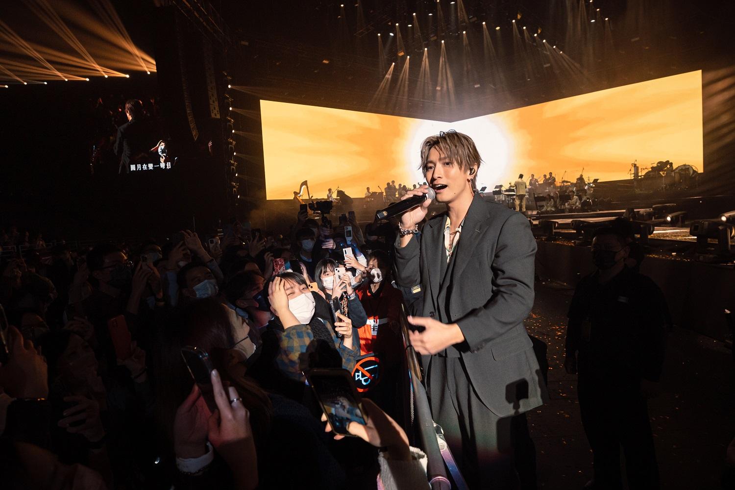 Jason與樂迷近距離接觸。