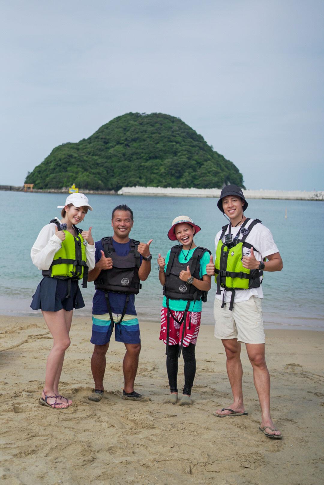 陳安立和蘇皓兒踩單車之餘,亦有划獨木舟
