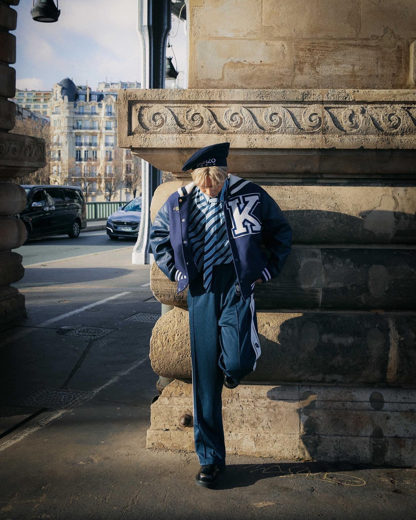 Edan在巴黎街頭拍攝水手look靚相。