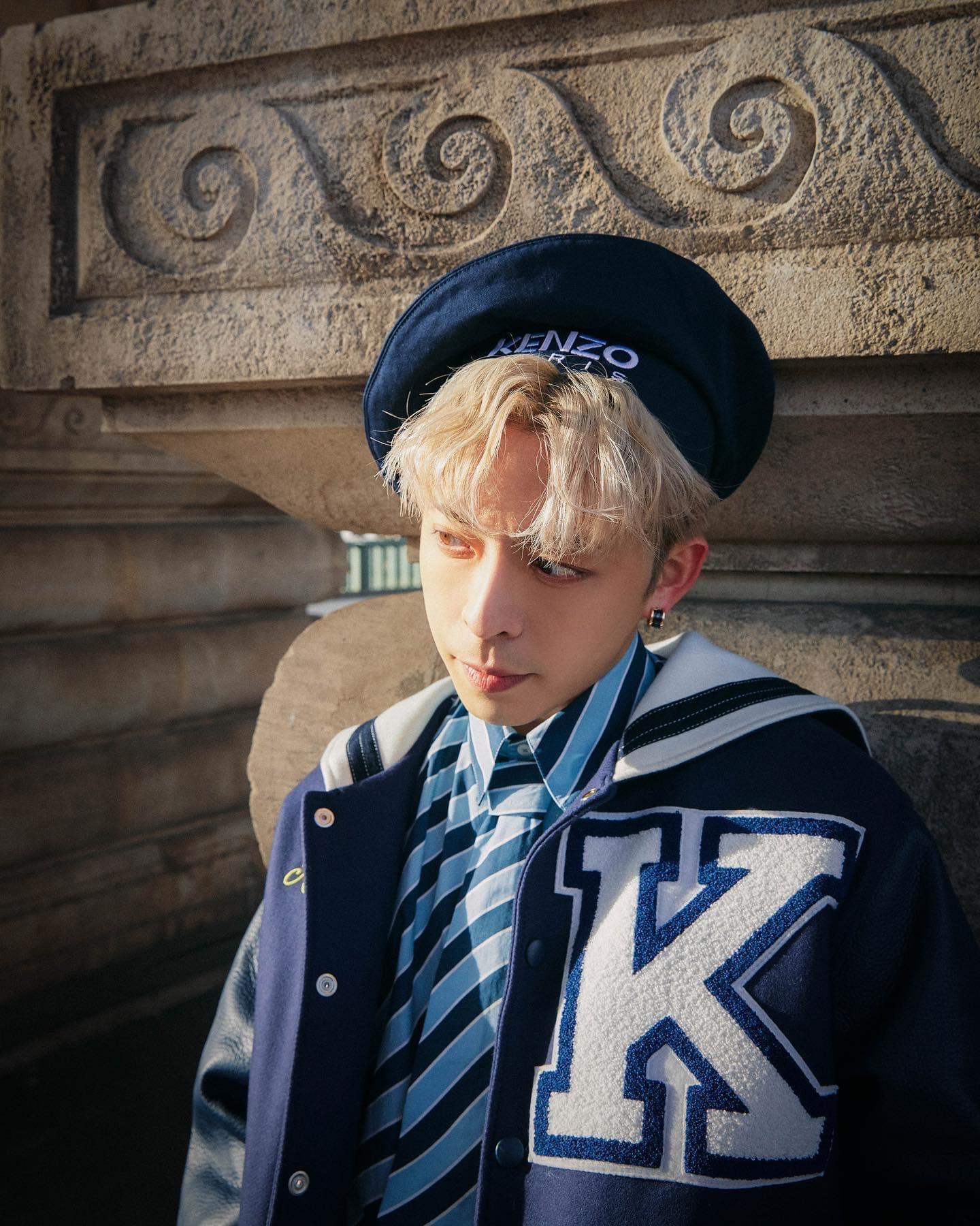 Edan在巴黎街頭拍攝水手look靚相。