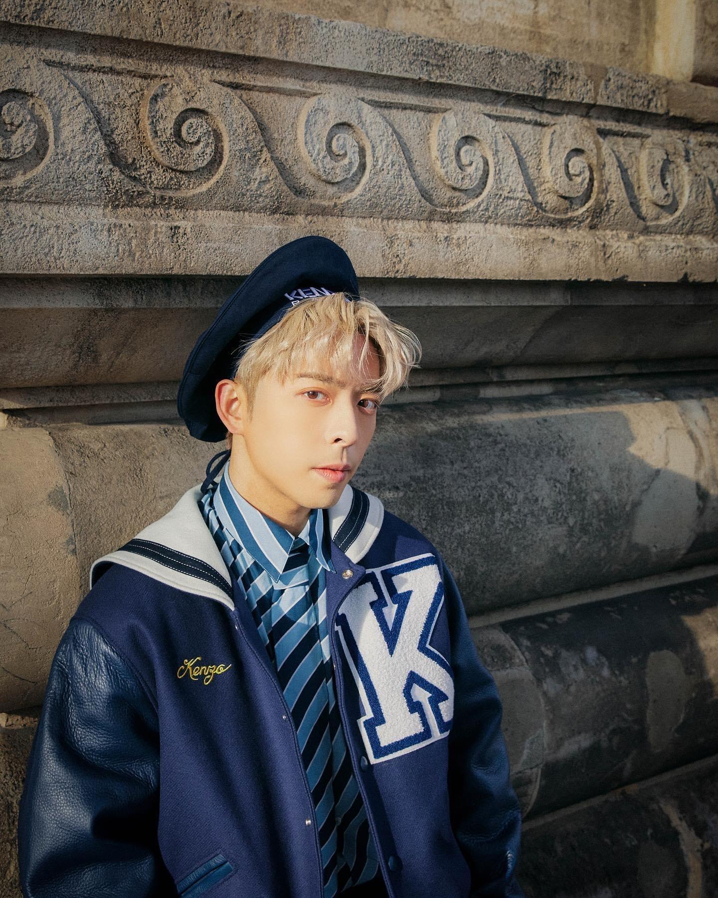 Edan在巴黎街頭拍攝水手look靚相。