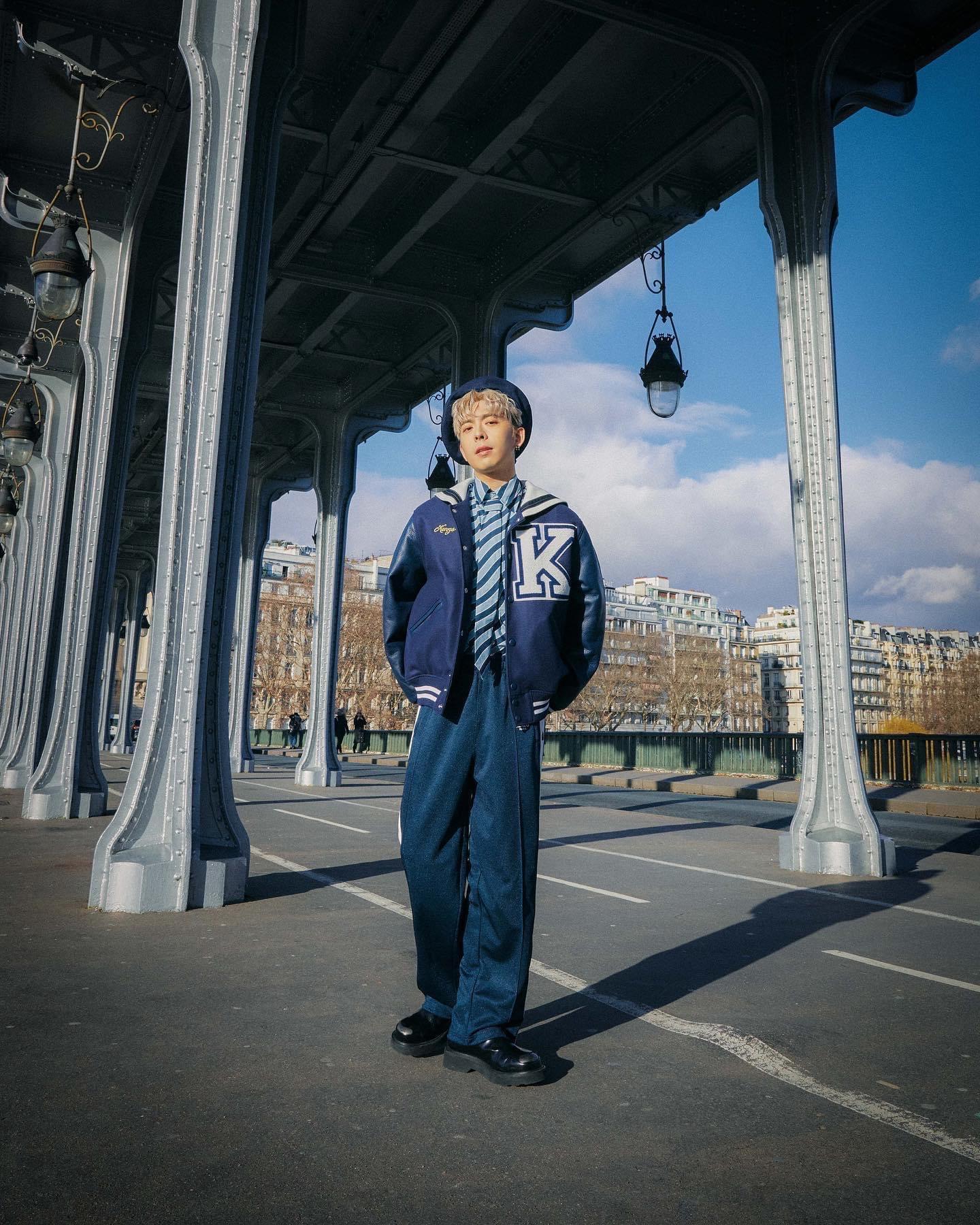 Edan在巴黎街頭拍攝水手look靚相。