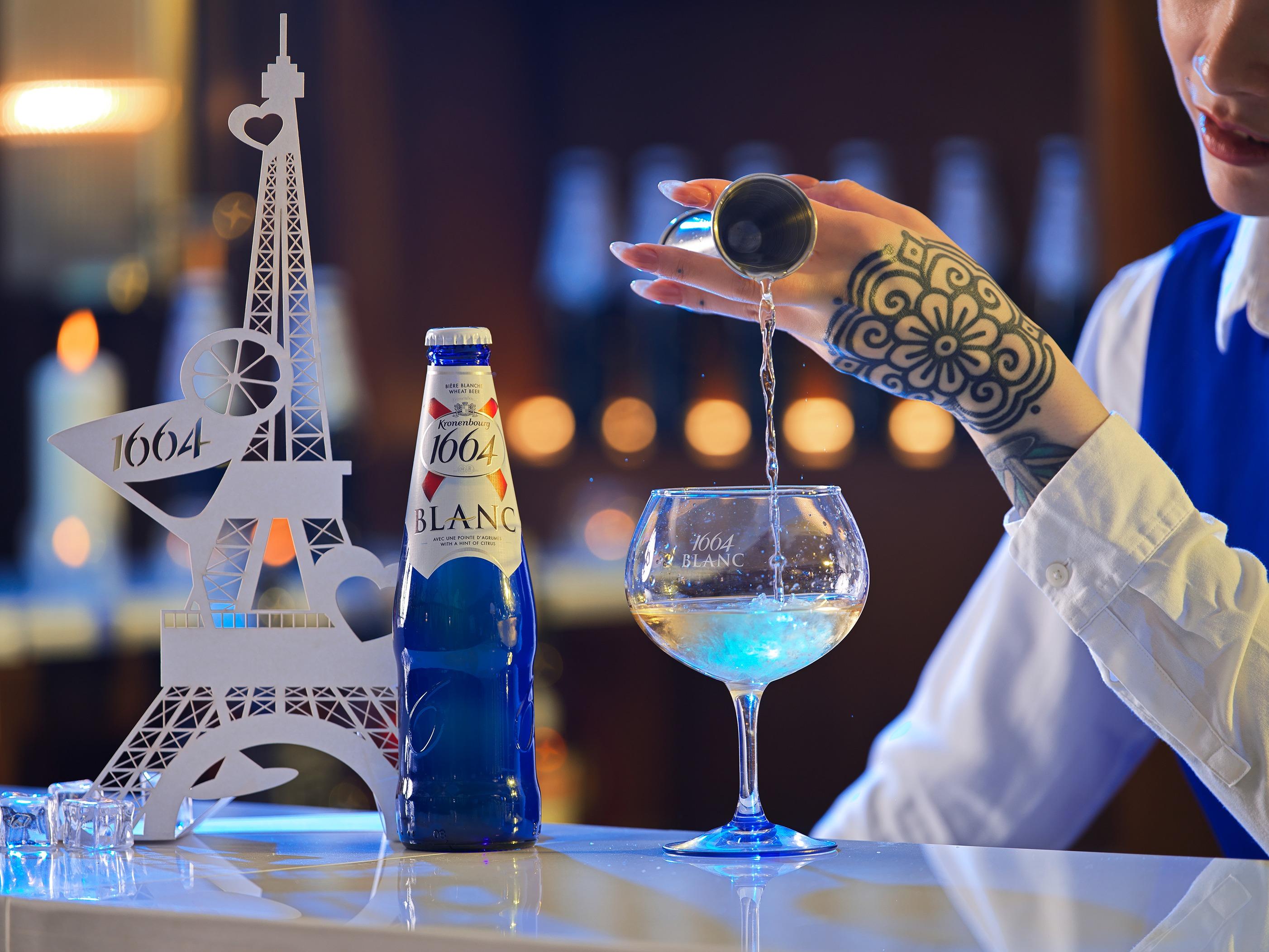 在杯中加入龍舌蘭酒、青檸汁、西柚汁 及 調酒用糖水。