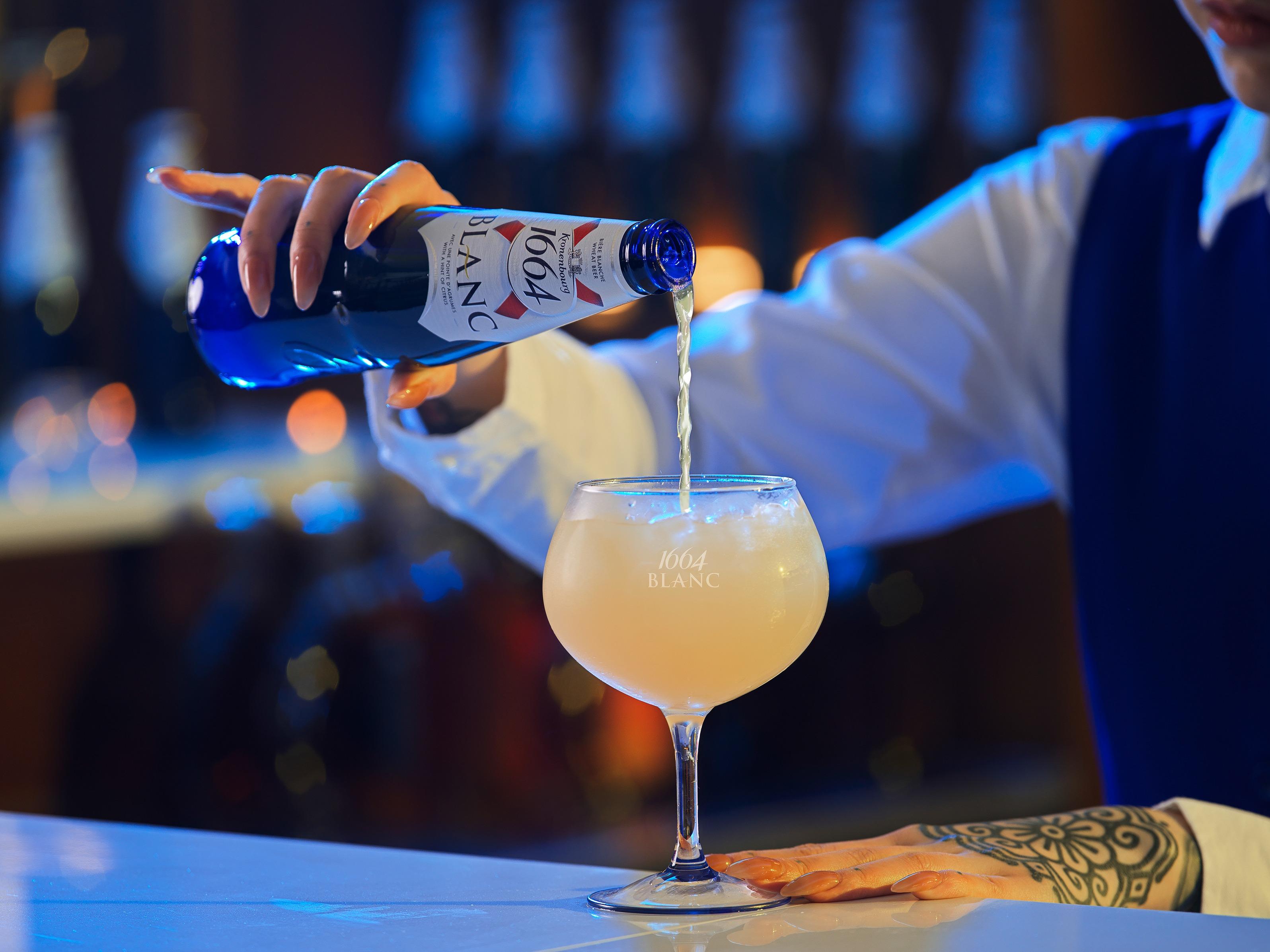 加入冰塊攪拌數秒至充分混合,再倒上1664 Blanc。