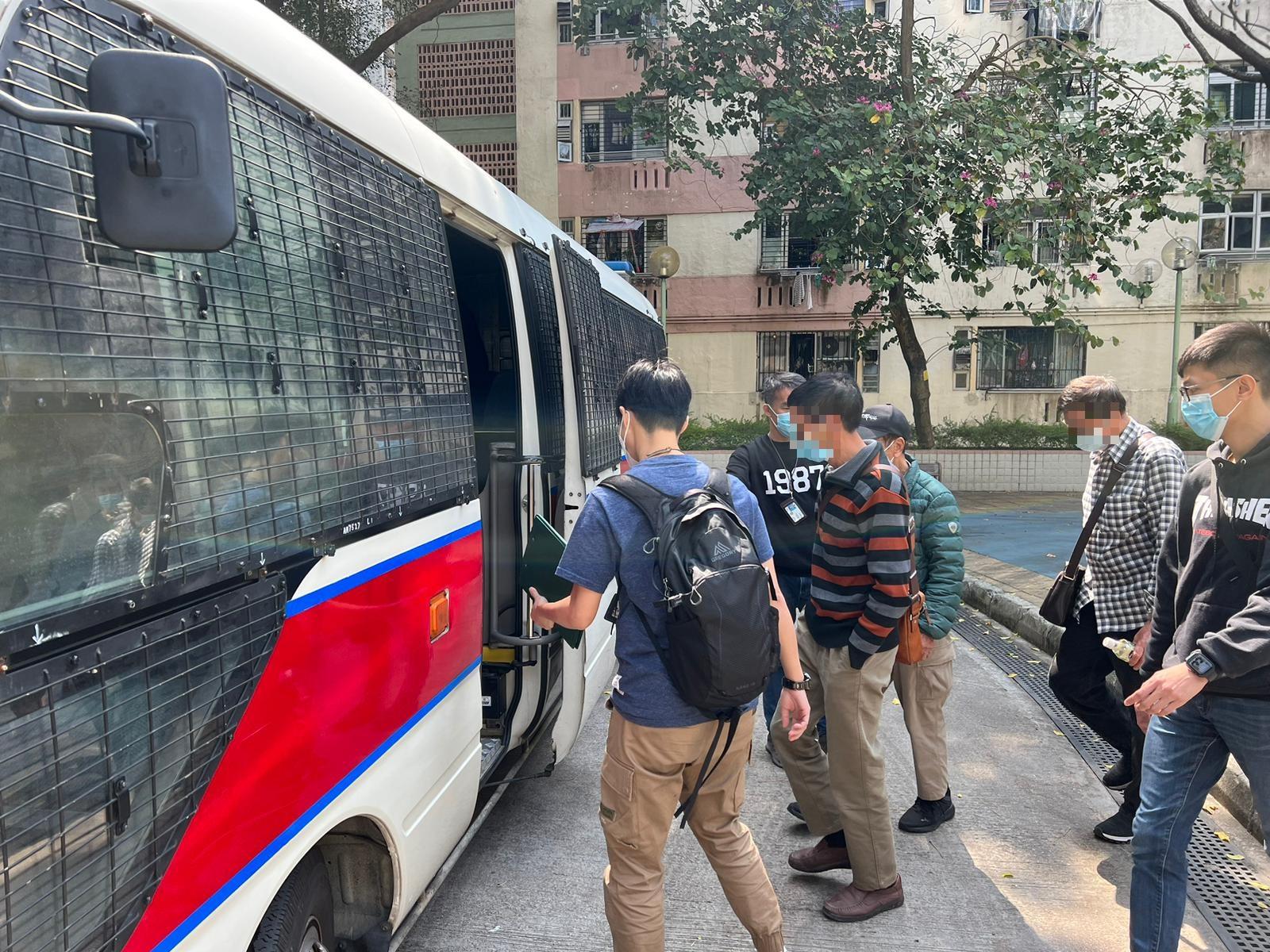 荃灣警區軍裝巡邏小隊及特遣隊人員拘捕4名男子