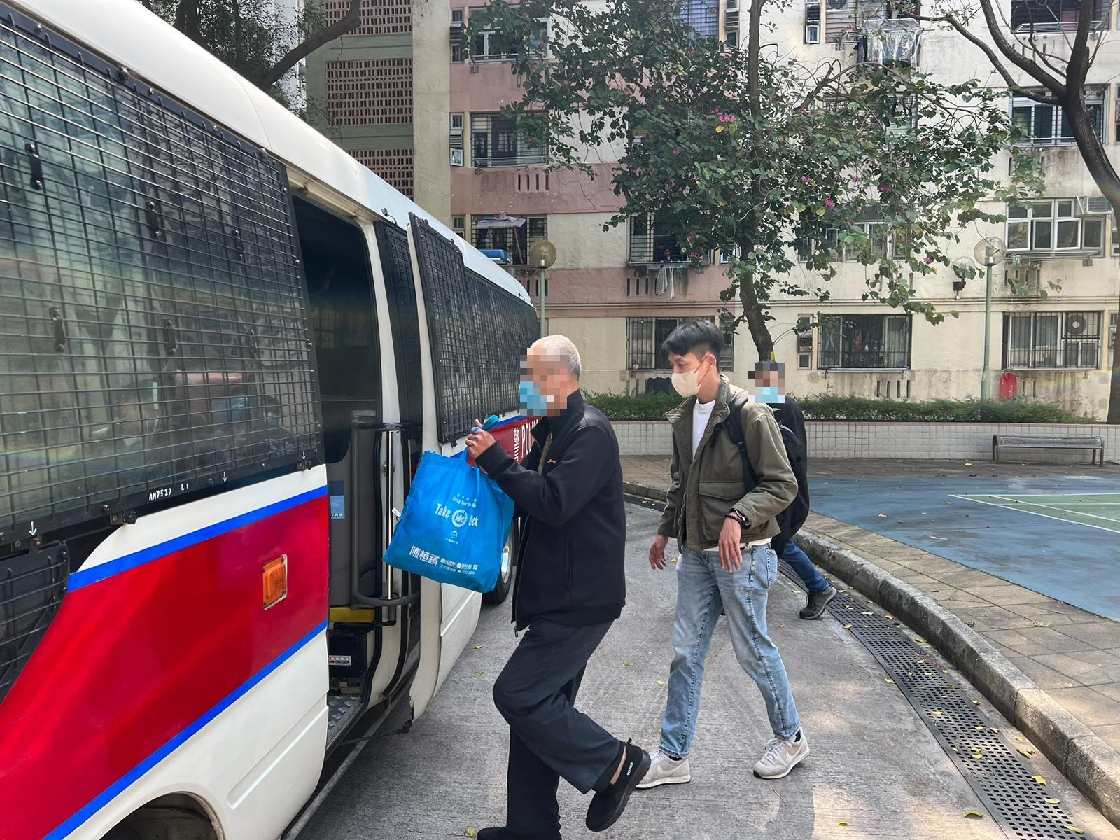 警方於梨木樹邨展開打擊非法街頭賭博行動。