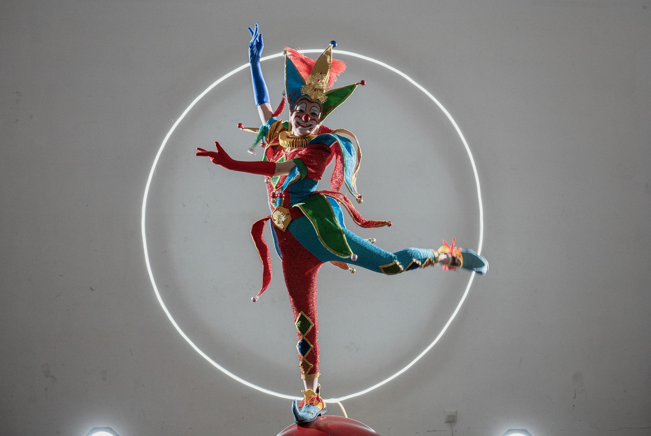 戲裡小丑獨舞的一幕,不難聯想到《木偶奇遇記》。(《1人婚禮》劇照)