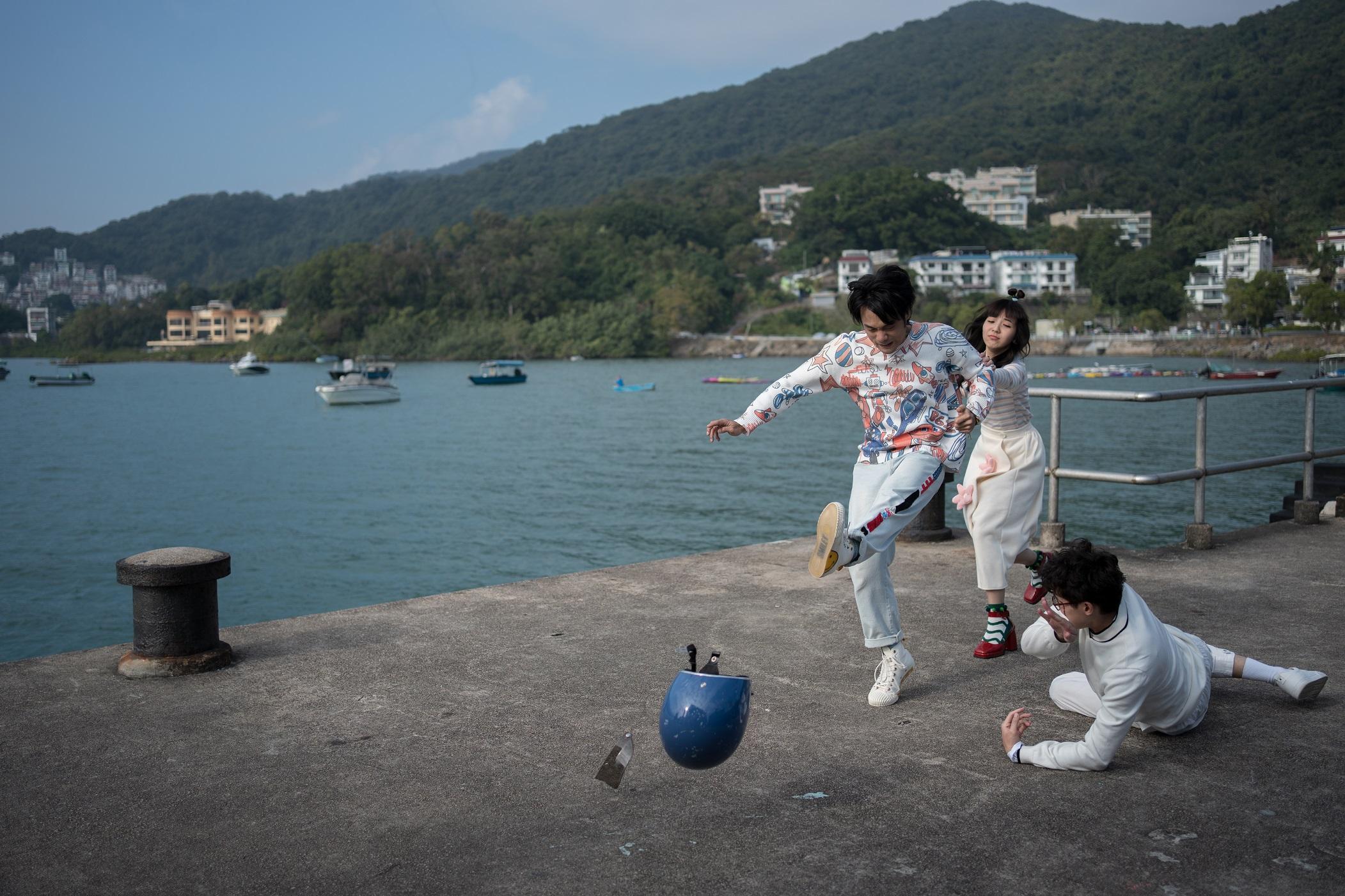 阿冰在戲裡經常穿著一對高踭紅鞋。(《1人婚禮》劇照)