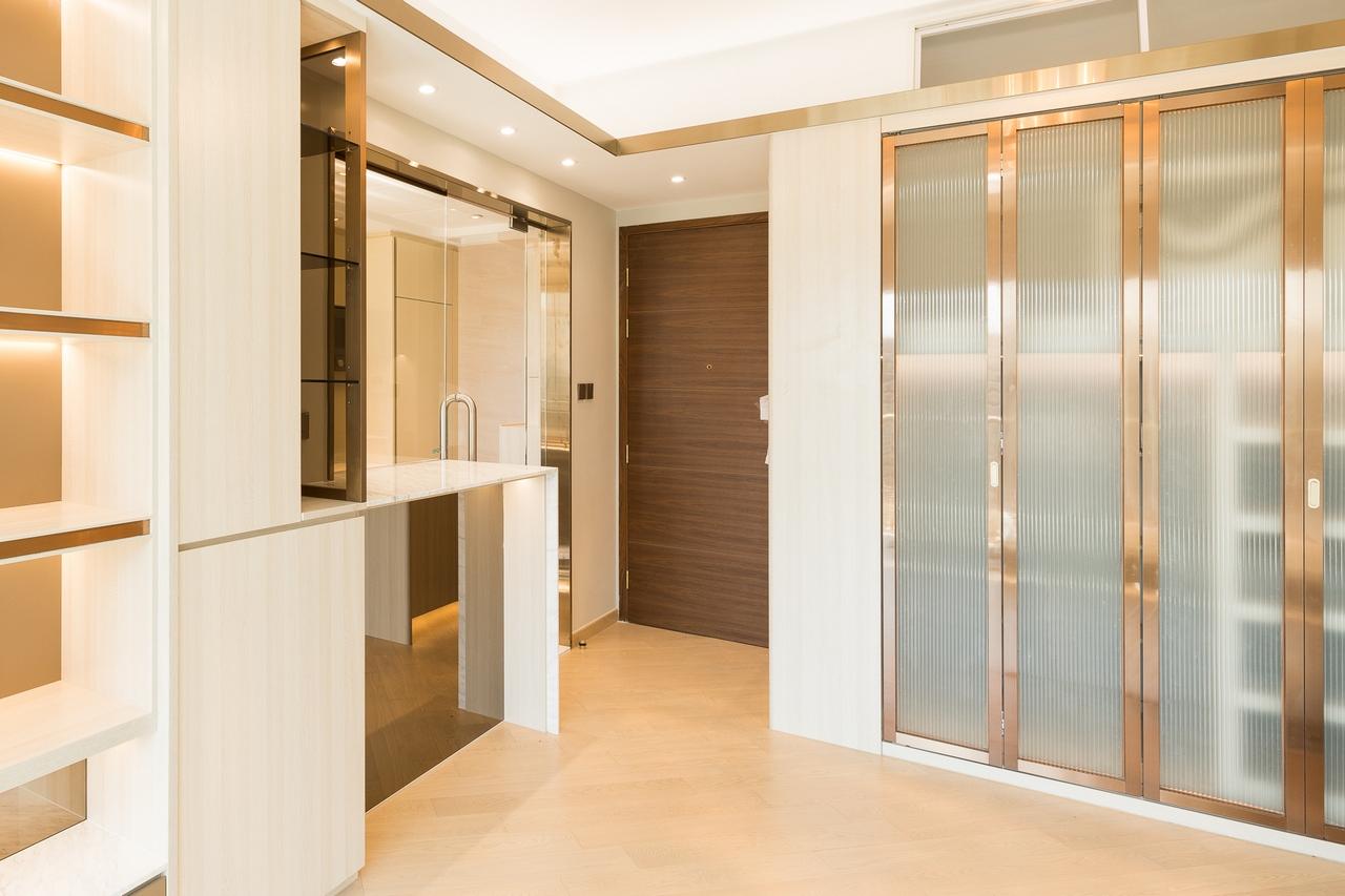 除了間隔門可以考慮用長虹玻璃門之外,亦有人會選擇將櫃門用長虹玻璃