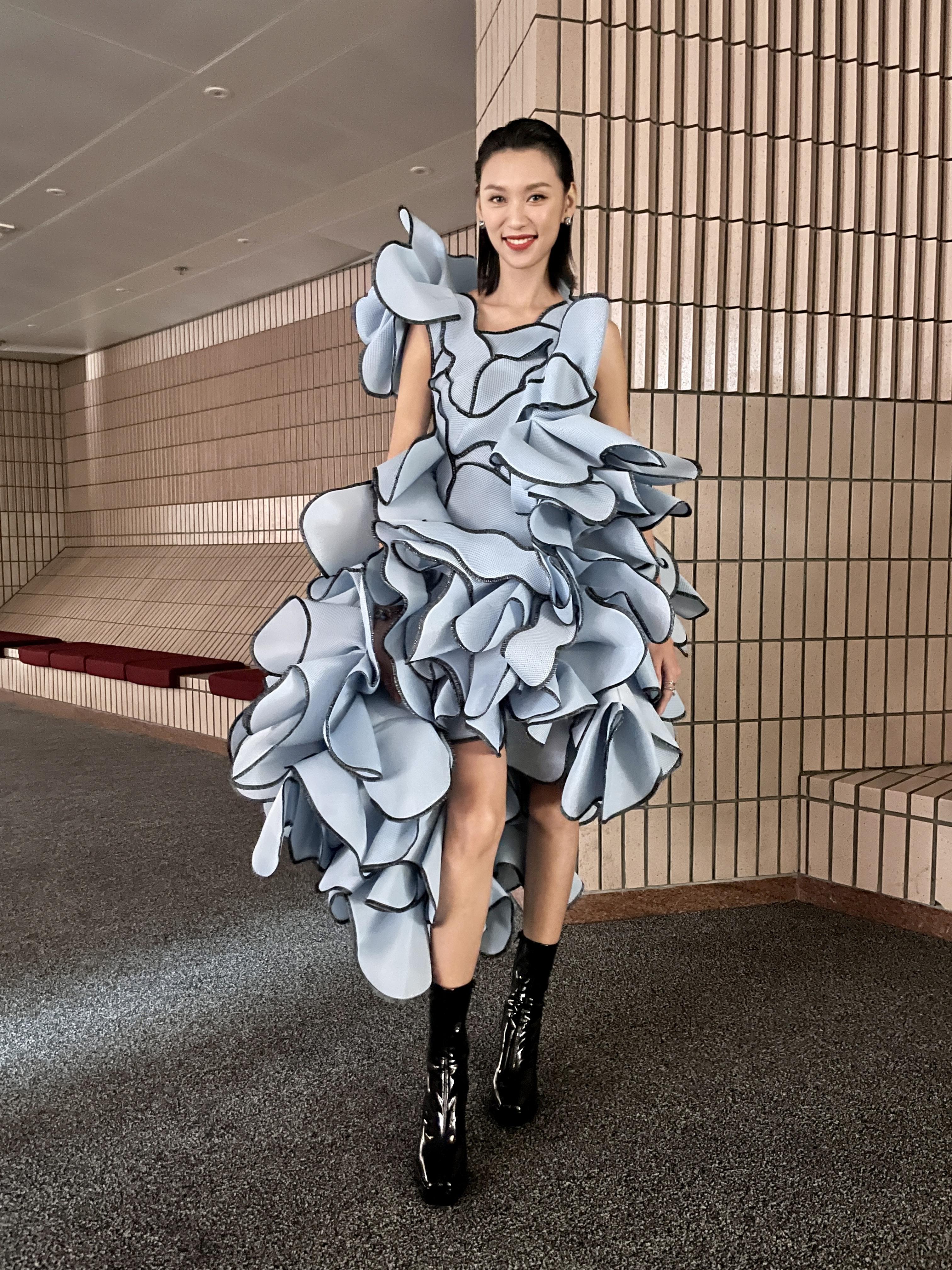 王丹妮穿上廣島設計師岡崎龍之祐的靚裙現身。