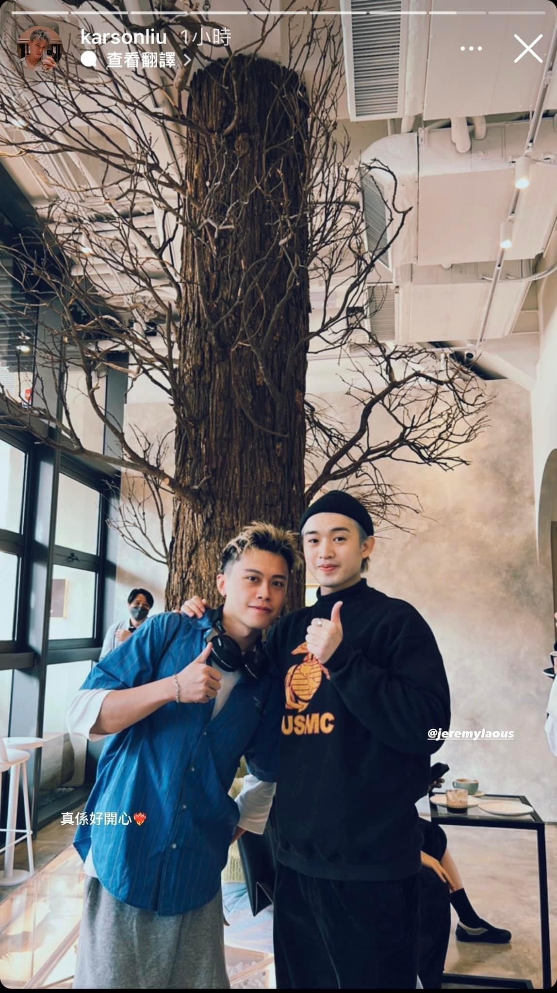 店裡的巨型樹幹取自因颱風倒下的樟樹,由Karson Liu花8天時間,逐一貼上八百多塊真樹皮。(IG@Karson Liu)