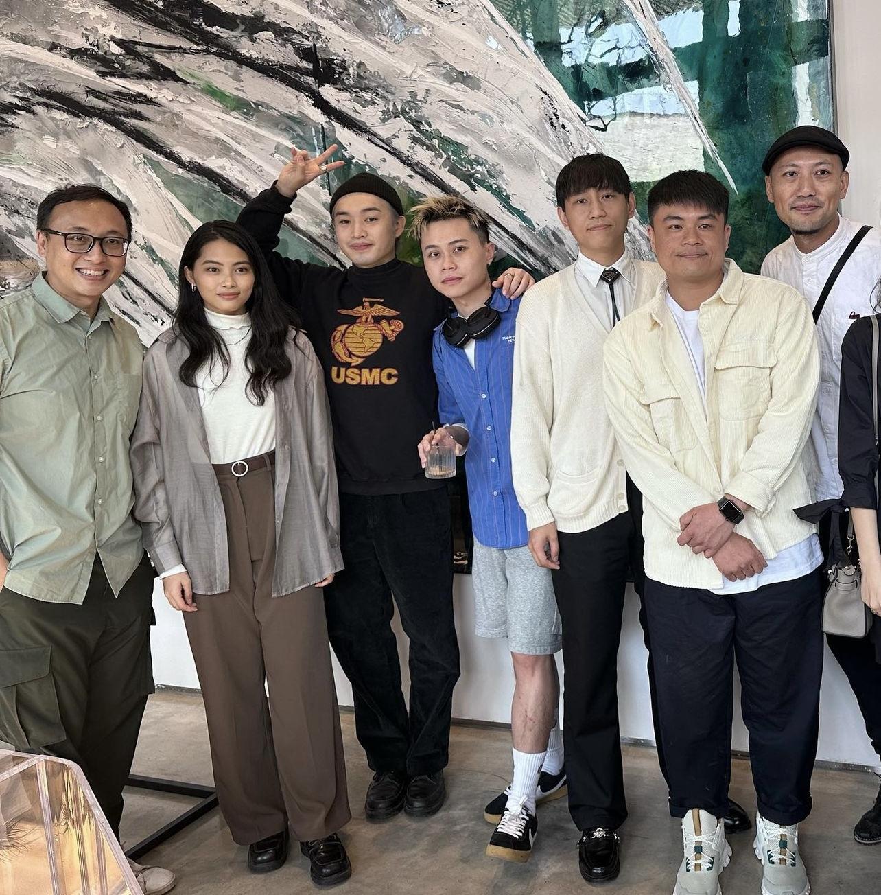 Jer與協助打造新cafe的本地藝術家合照。