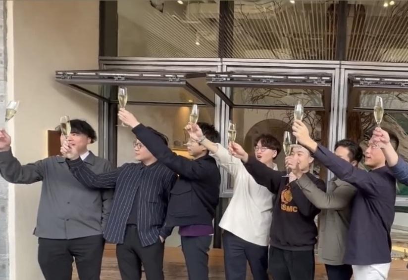 Jer與合資友人開香檳慶祝開幕。