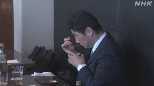 公司開發部門人員品嘗兩款茶碗蒸,有人指含有「人造『鵝肝』」吃得出肥美味道。(互聯網)