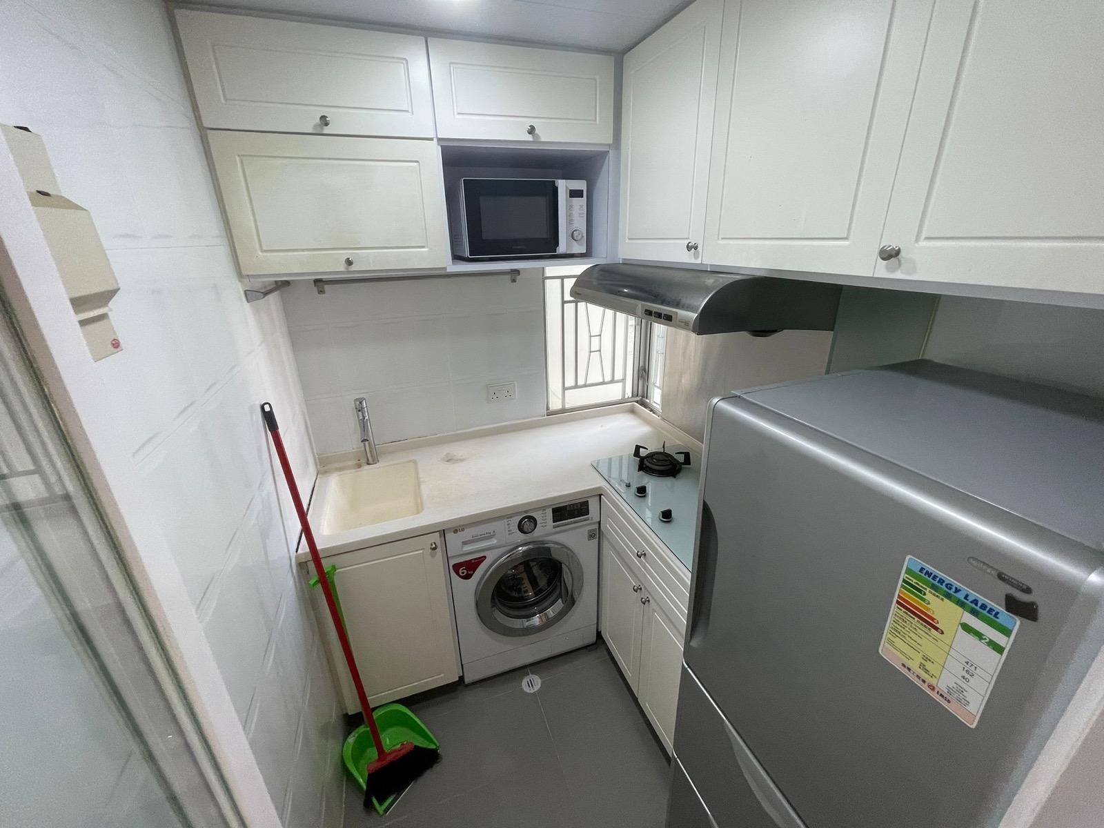 廚房設有L型組合櫃,基本配套齊全。