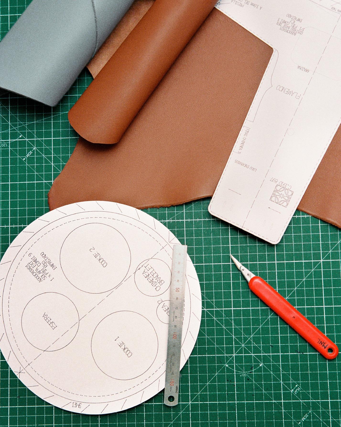 LOEWE x《哈爾移動城堡》限量城堡手袋製作過程