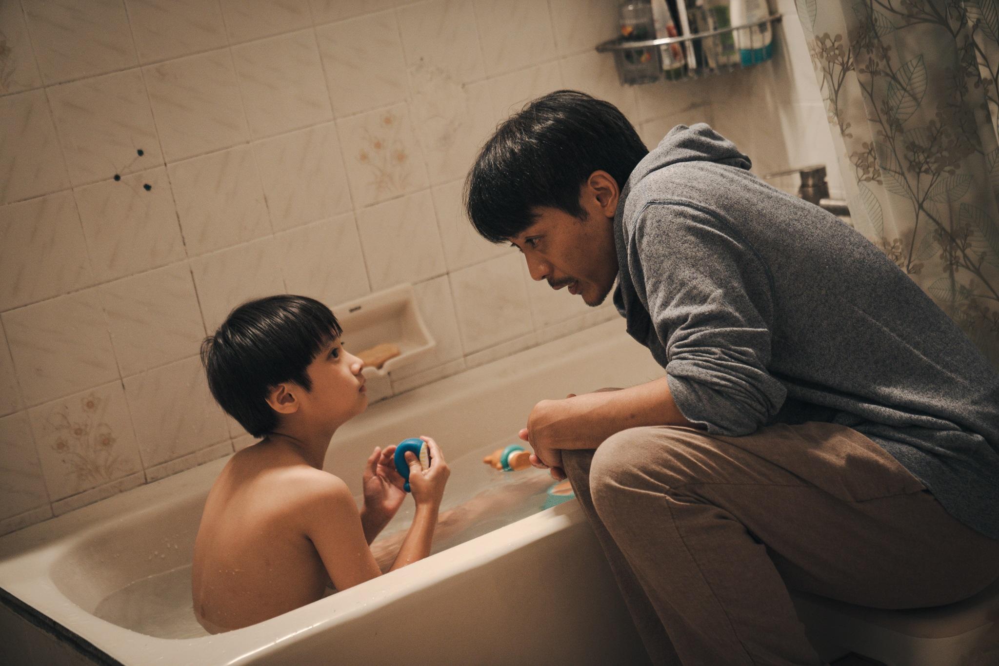 陸駿光戲裡戲外均與小孩子打成一片。(劇照)