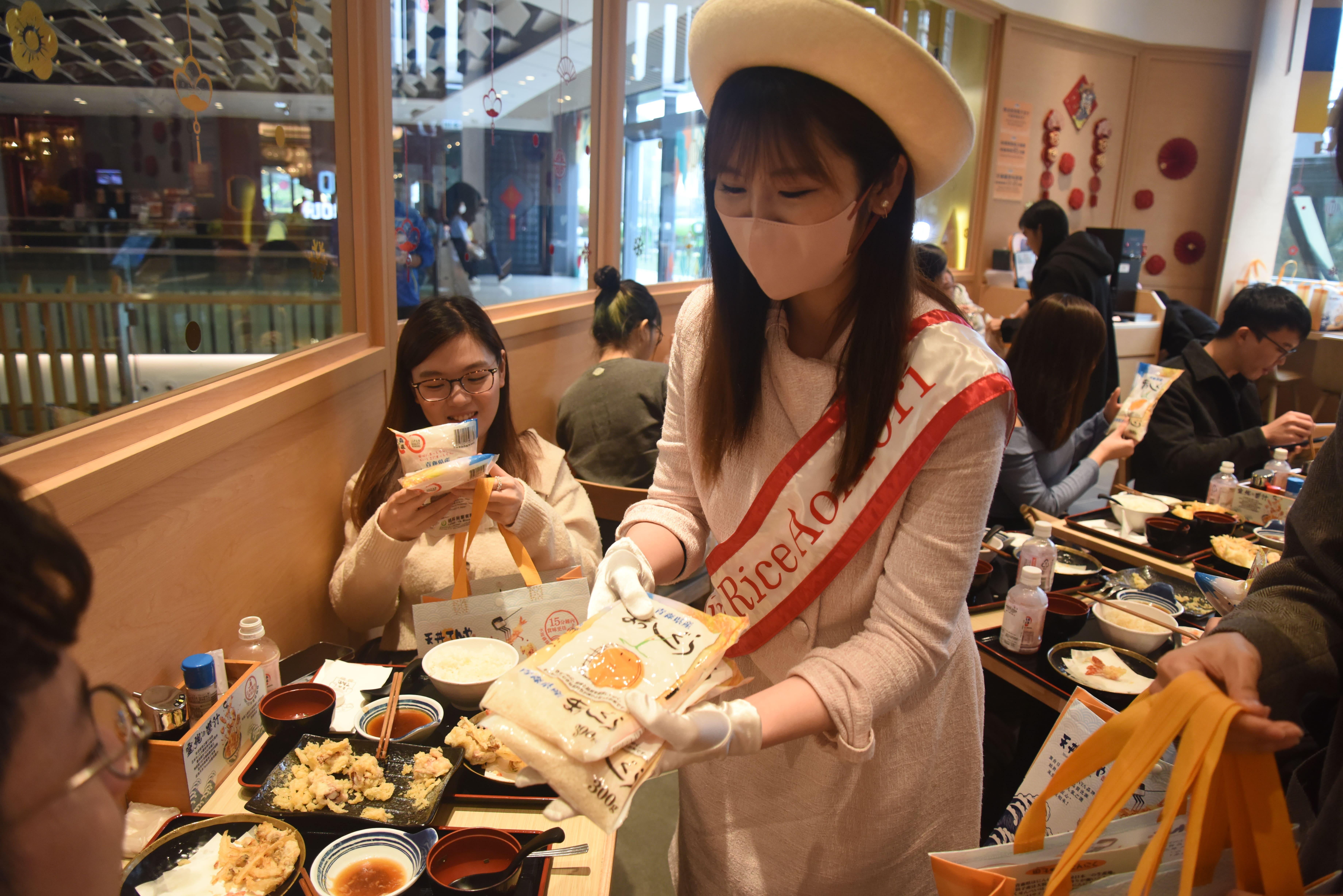 Miss Clean Rice向觀眾大派青森禮品包及招牌青森米。