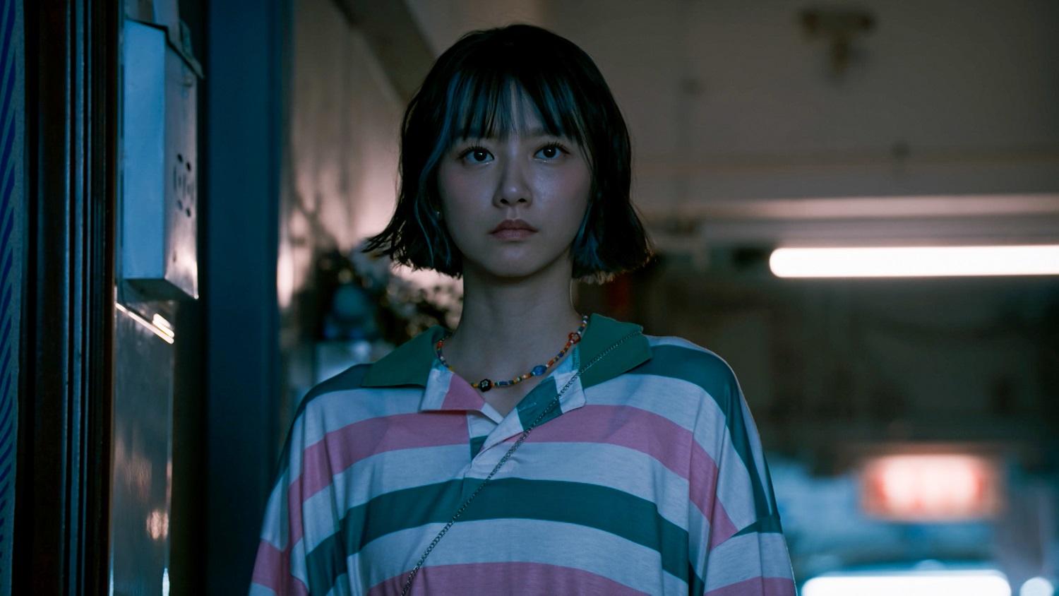 袁澧林憑「星爺」式的演繹試鏡,獲選中在《殺手廢J》演絕不「文青」的曾汶青。(《殺手廢J》劇照)