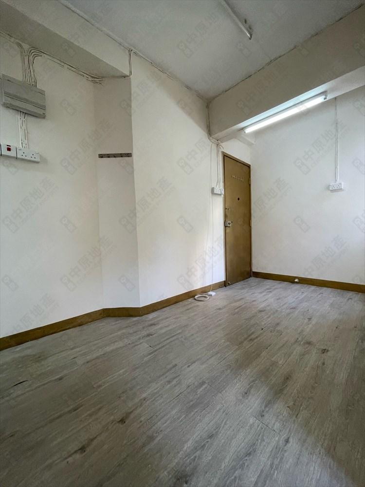 單位大廳略呈長方形開則,間隔十分闊落好使。(代理提供)