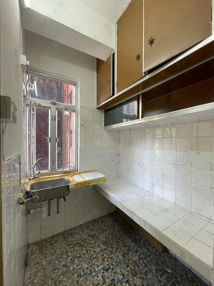 廚房裝修有點懷舊,但間隔頗闊大實用。(代理提供)