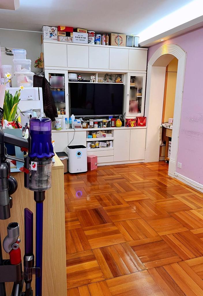 梳化與電視櫃有一定距離,可見空間闊落。(代理提供)