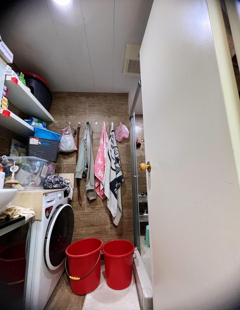 浴室可擺放「大眼仔」洗衣機,可見空間闊落。(代理提供)