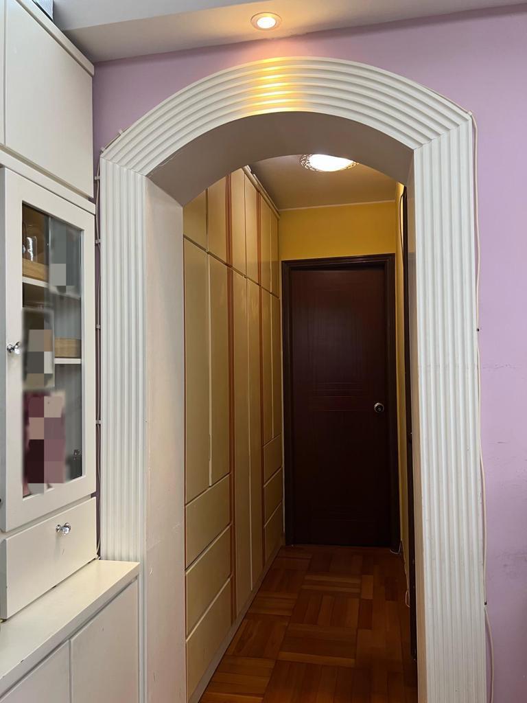 睡房走廊設有拱門裝飾,並附有置頂大櫃,收納空間多。(代理提供)