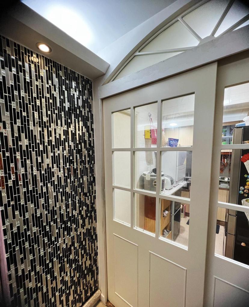 半身玻璃趟門設計的廚房,亦有拱門點綴。(代理提供)