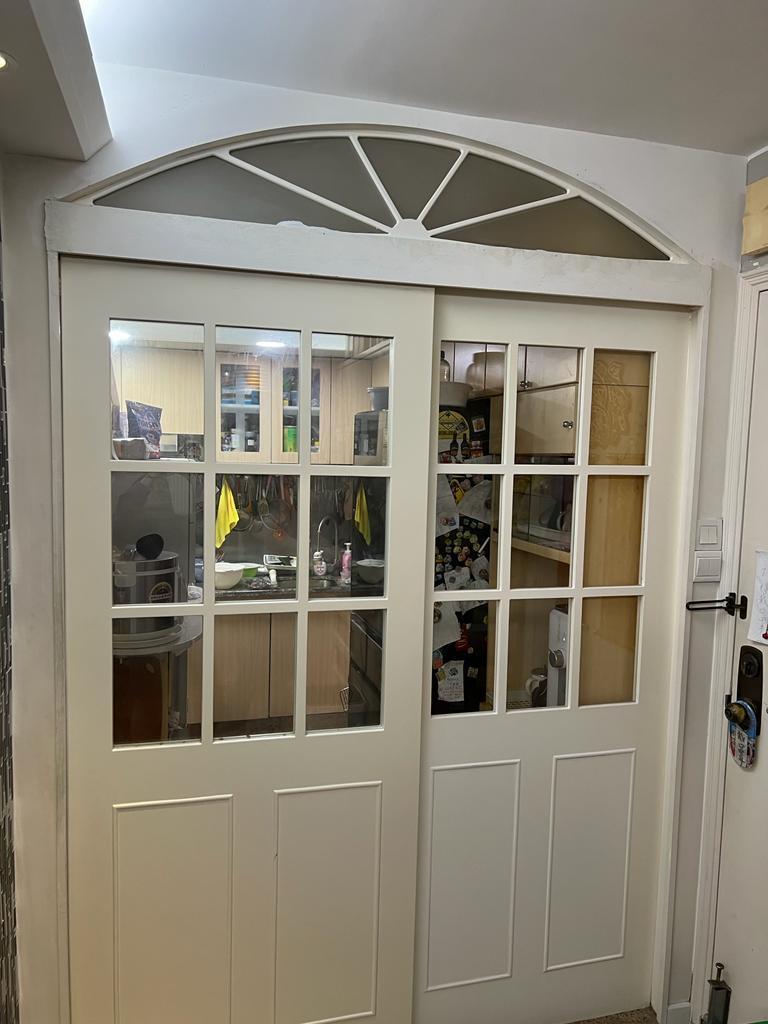 半身玻璃趟門設計的廚房,亦有拱門點綴。(代理提供)