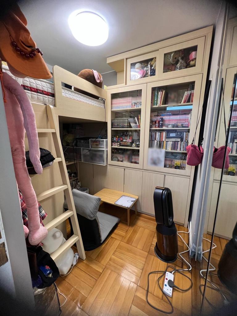 另一個睡房設有訂製的單人床連書櫃,新淨實用。(代理提供)