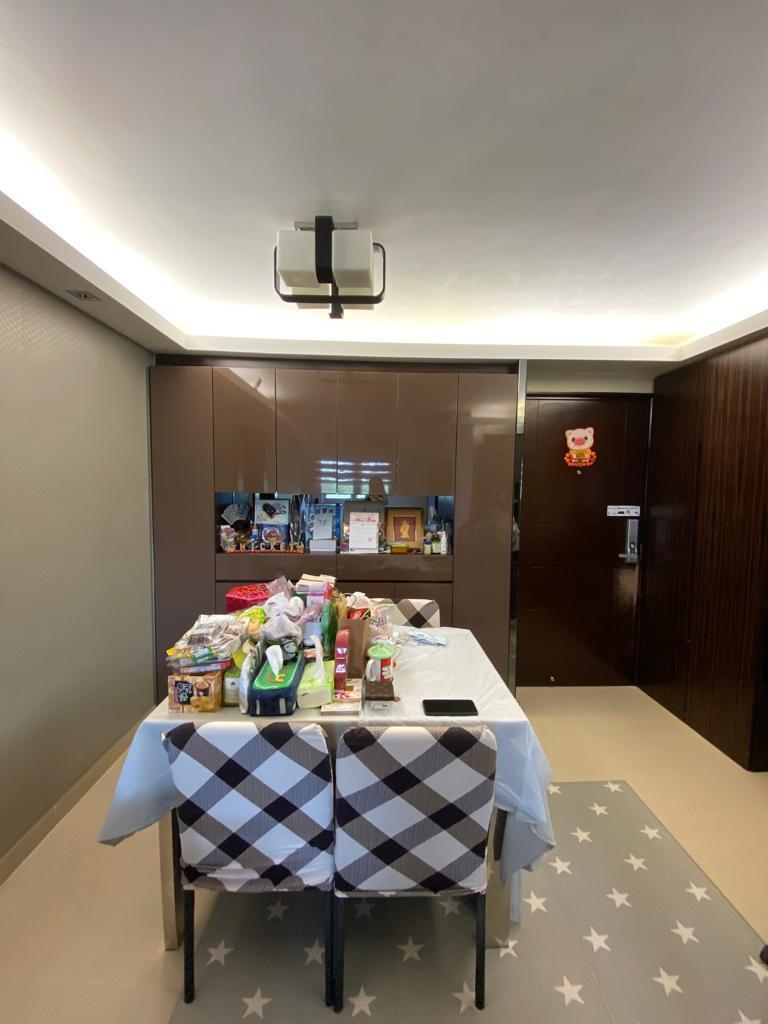 全屋裝修新淨企理,大廳以啡色和灰色為主調。(代理提供)