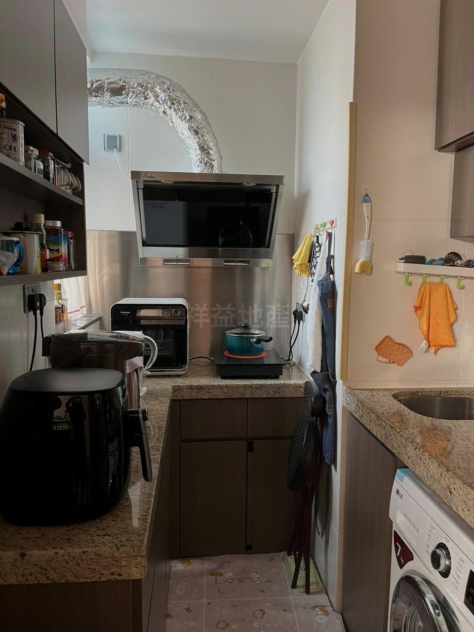 廚房面積闊落,下廚空間充足。(代理提供)