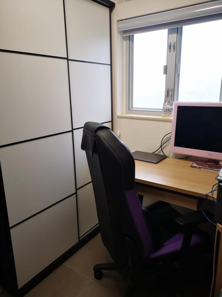 房間光線充沛,故其中一間房被改為書房用途。(代理提供)