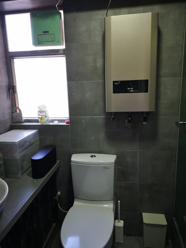 明廁浴室不狹小,灰色裝潢更顯格調。(代理提供)