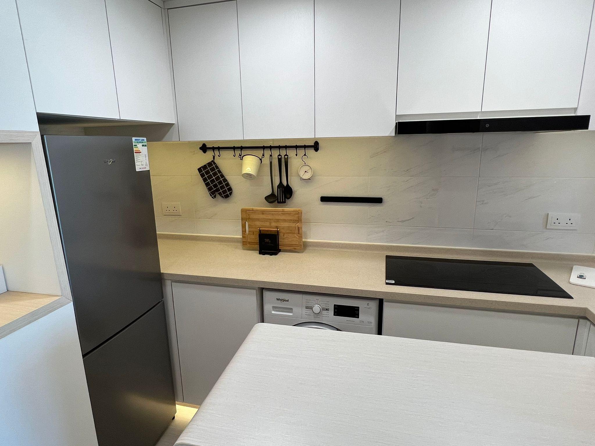 廚房採開放式設計,配套齊全。(代理提供)