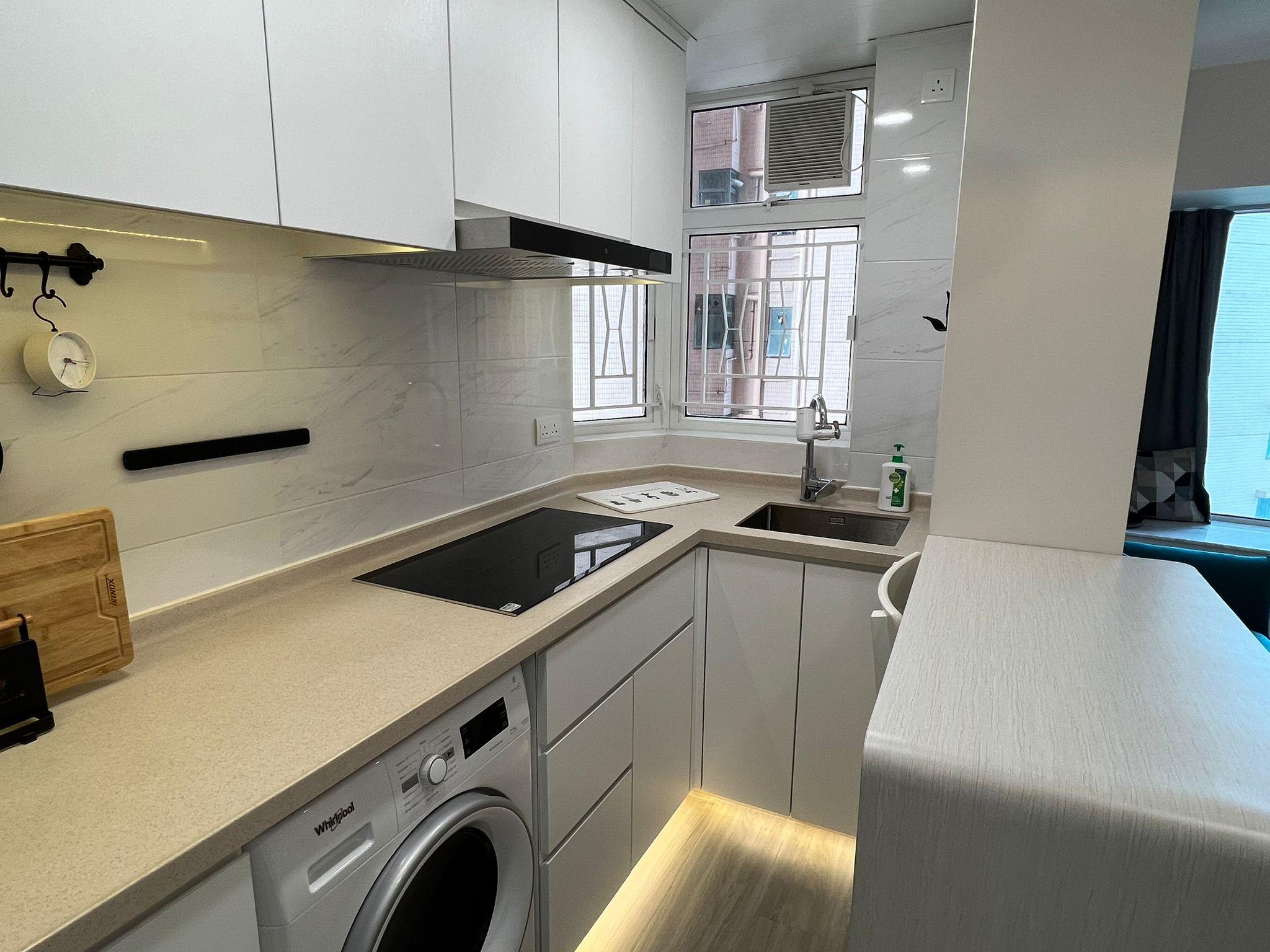 一系列組合廚櫃新淨實用,下廚空間亦充裕。(代理提供)