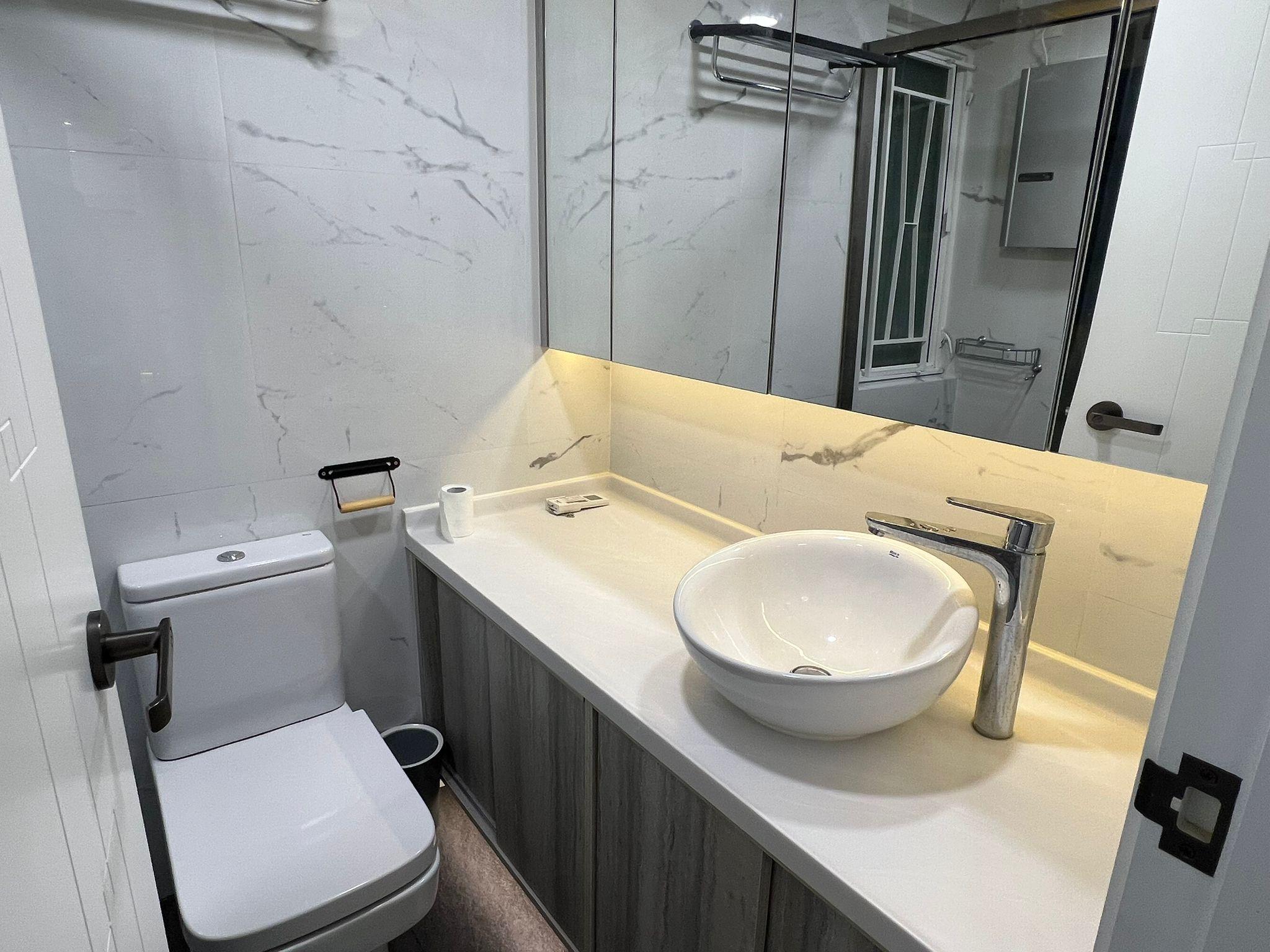 浴室裝修簡潔企理。(代理提供)