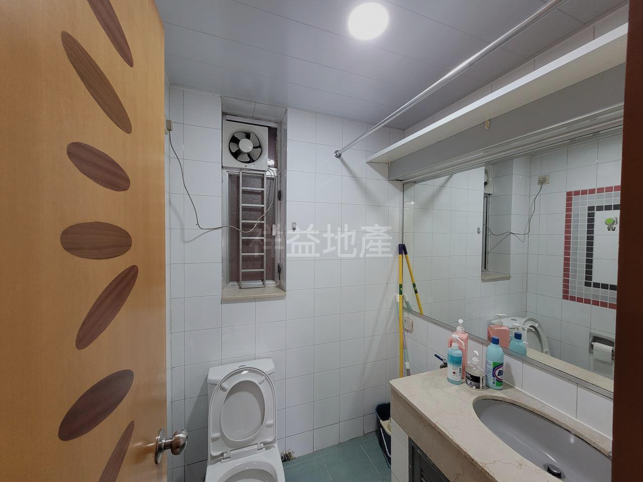 浴室裝修普通,但空間闊大實用。(代理提供)