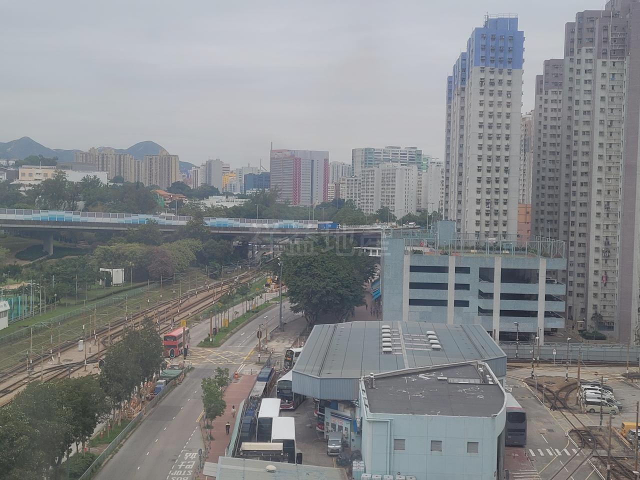 雖然單位處於低層,但景觀相當開揚,以鐵路及市景為主。(代理提供)