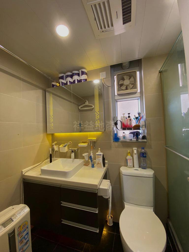 浴室裝修整潔及新淨度不俗。(代理提供)