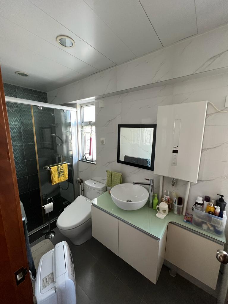 浴室面積闊落,而且光猛通爽。(代理提供)