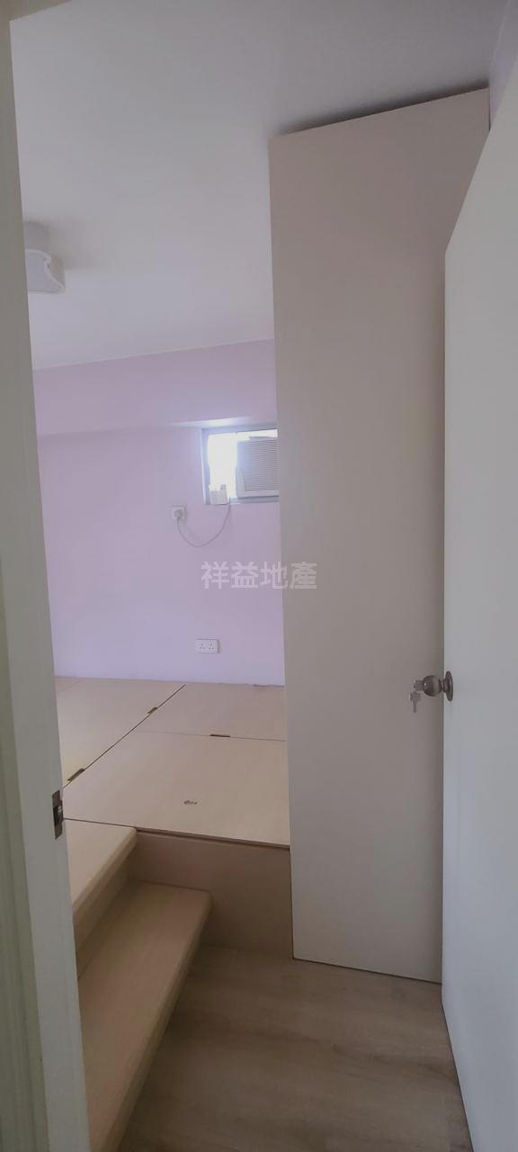 主人房設有實用地台。(代理提供)